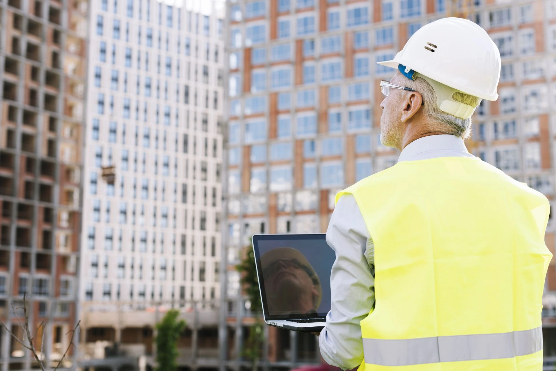 Operaio che usa software gestionale per l'edilizia