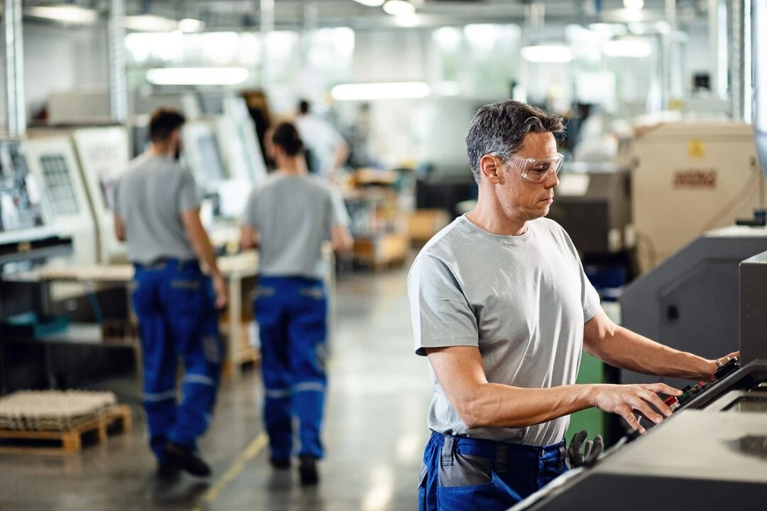 Operatore di produzione che usa software gestionale Odoo